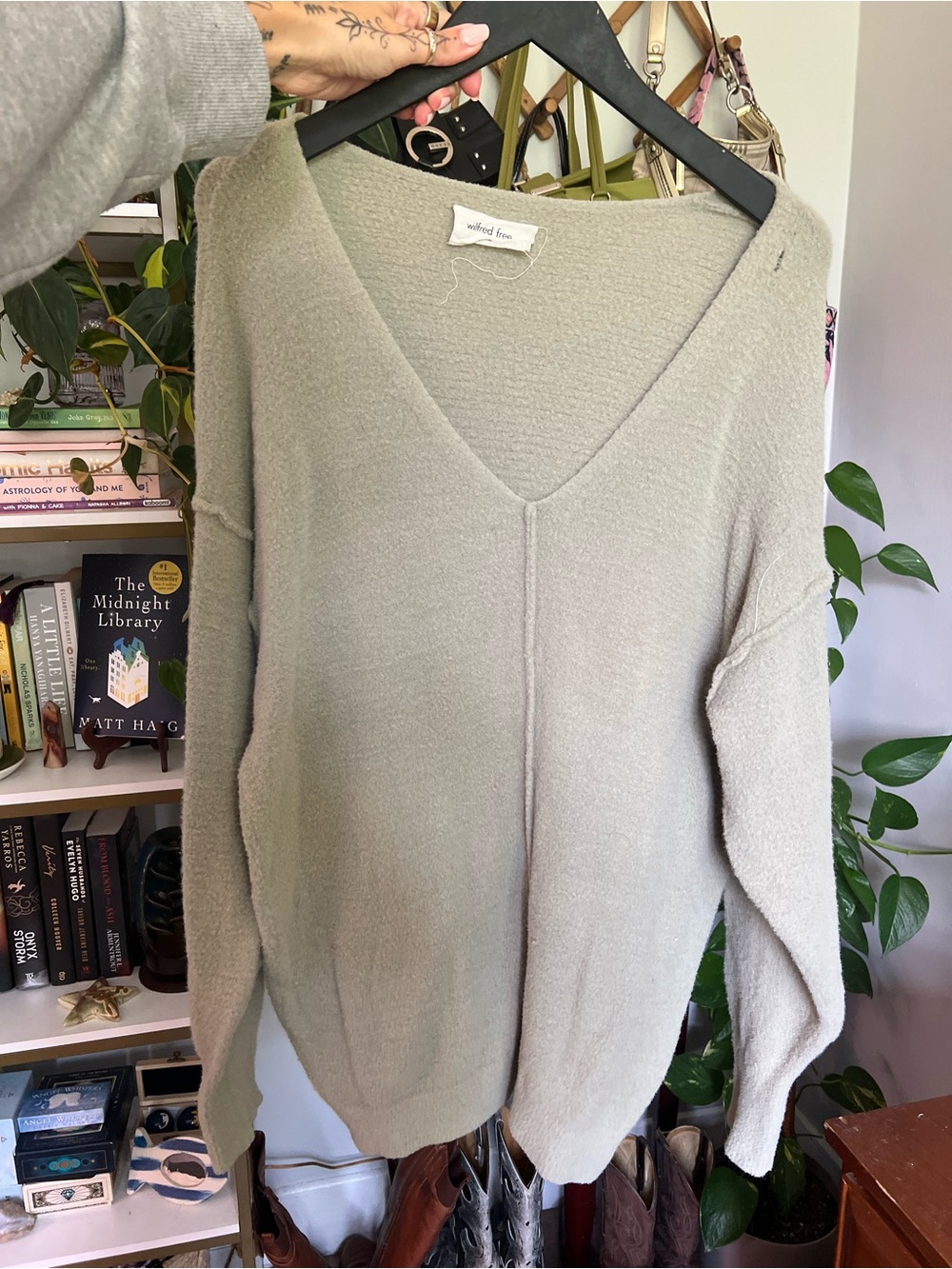 Wilfred Relaxed V-Neck Sweater in Sage Green